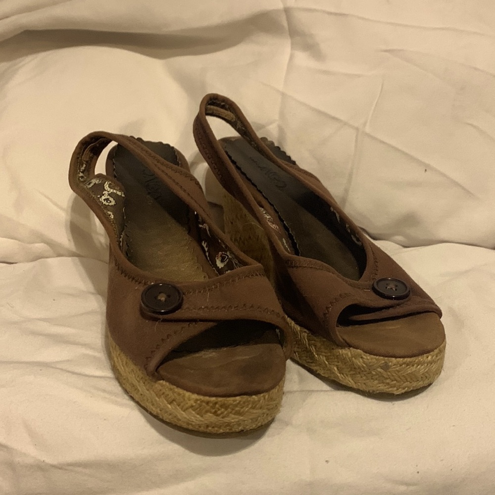 Womens brown bongo shoes